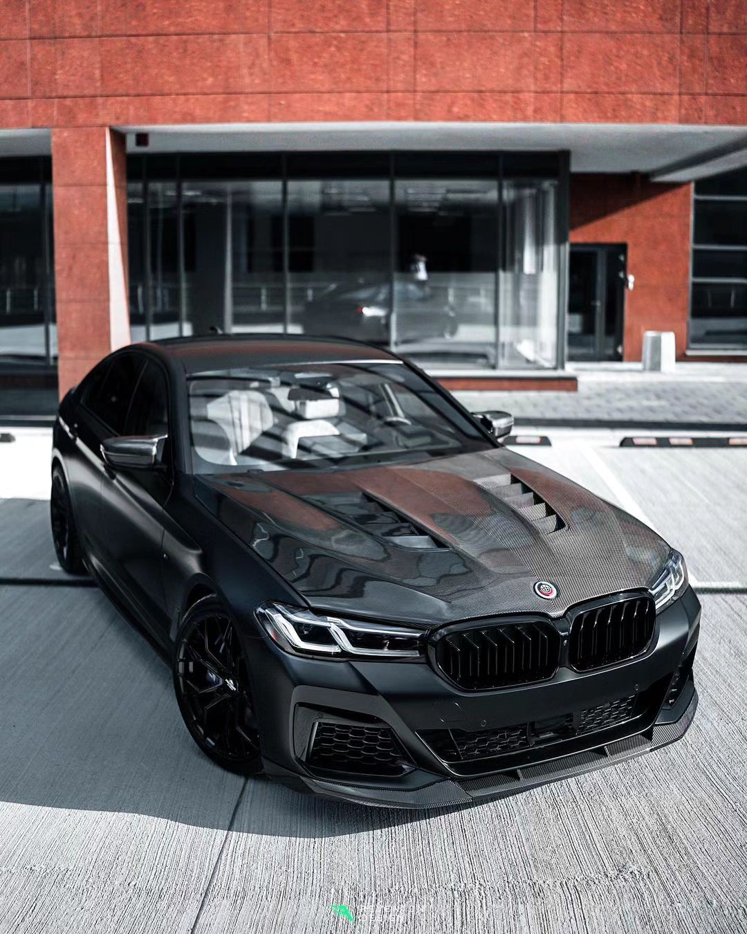 BMW M550i image